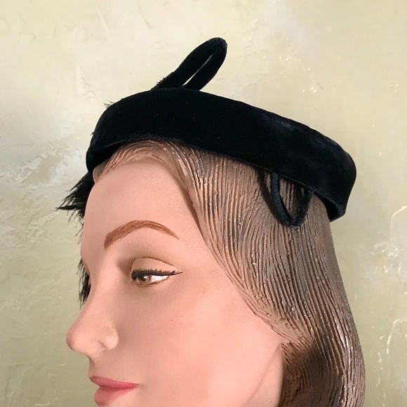STYLISH 1950s BLACK VELVET CAP WITH OSTRICH AND BIOT FEATHERS main image 9